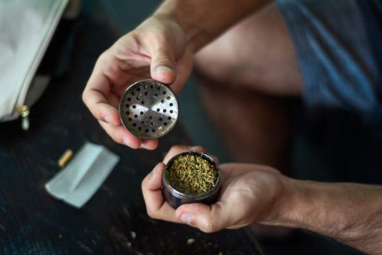 Should Flower Have a Strong Smell Before You Grind It?
